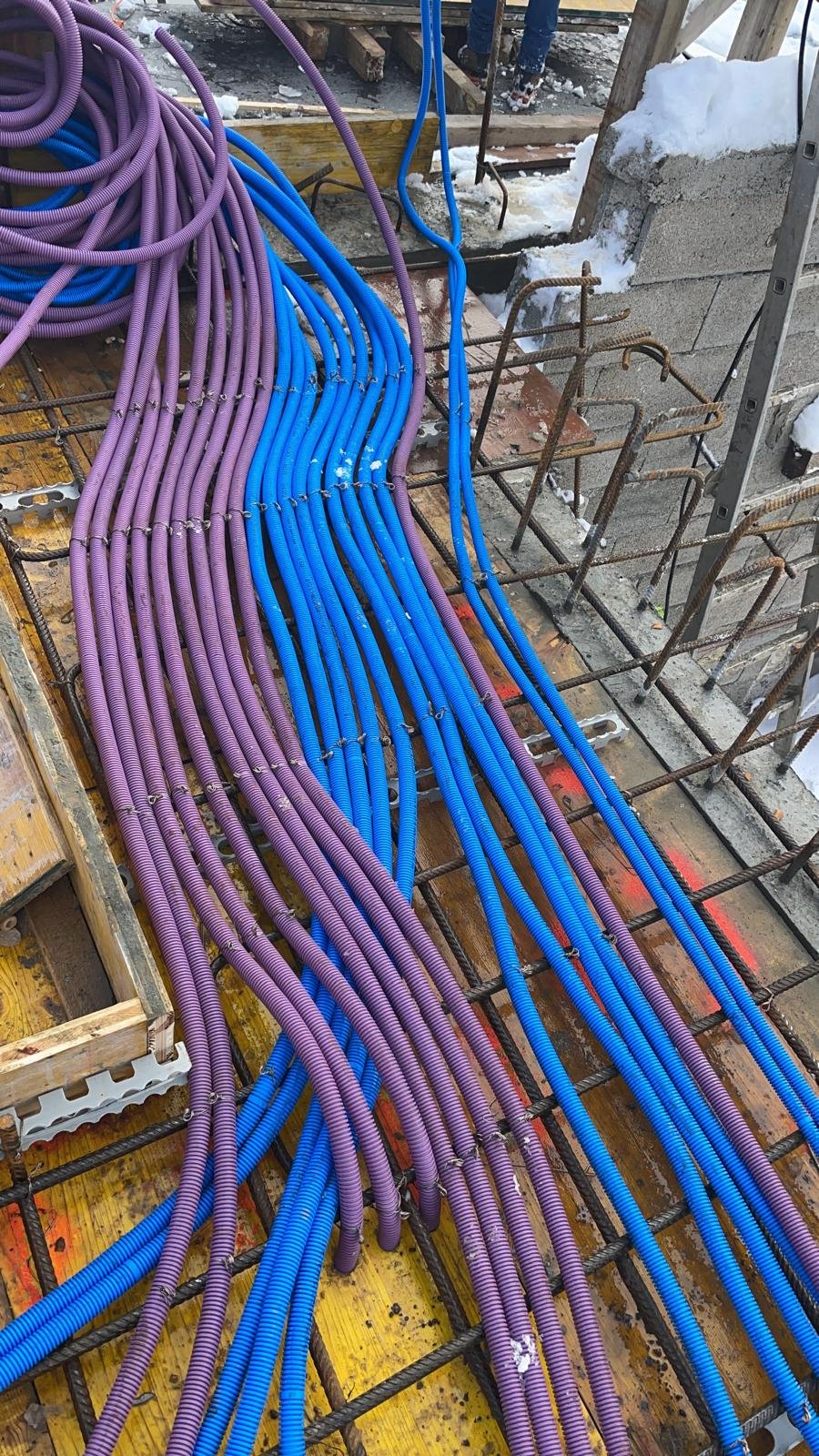 Pose de tubes électriques dans une dalle béton armé — chantier d'électricité Renobat à Sion.