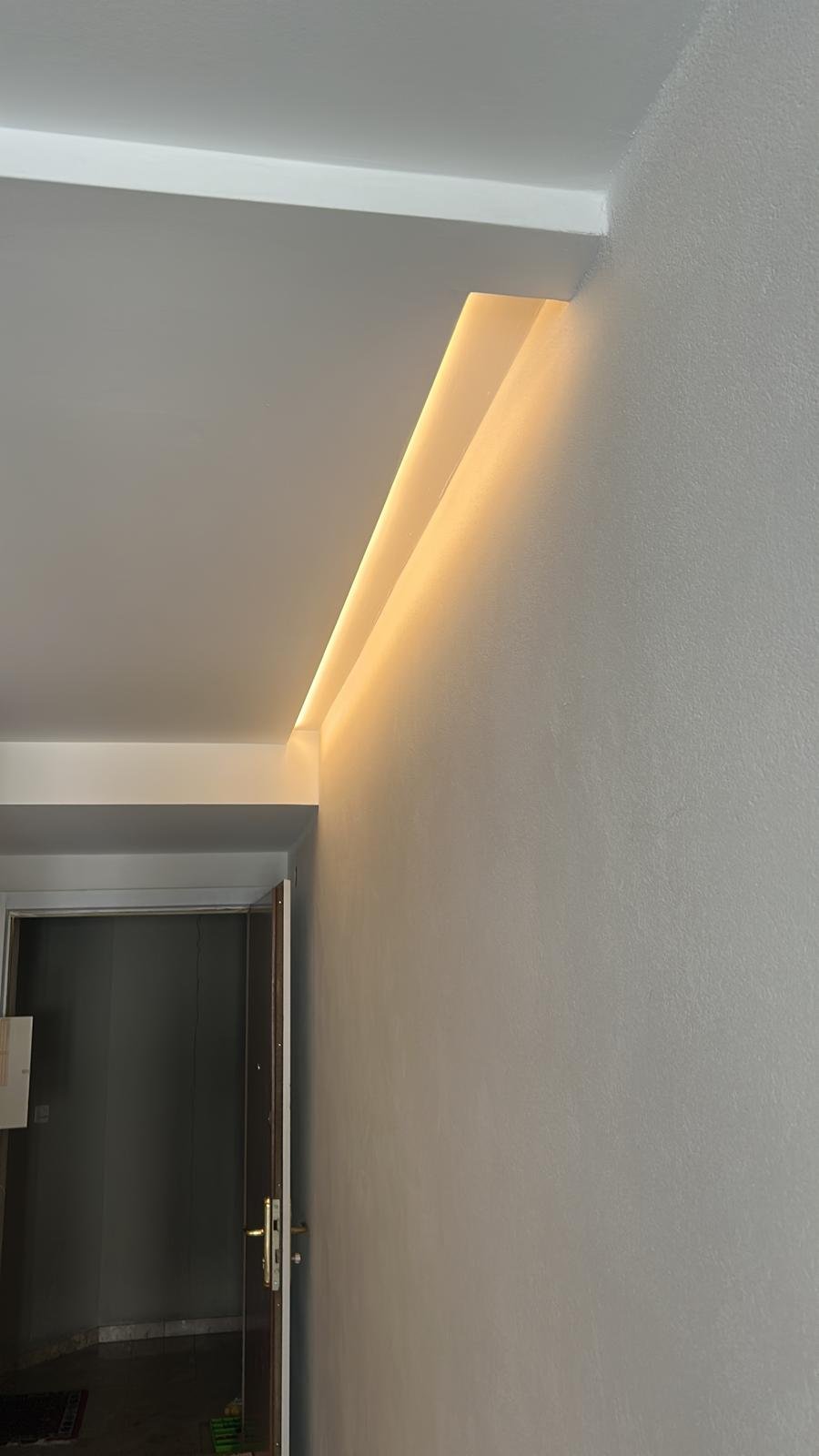 Installation de luminaires LED au plafond à Sion